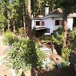 Semesterbostad Floral Garden House *